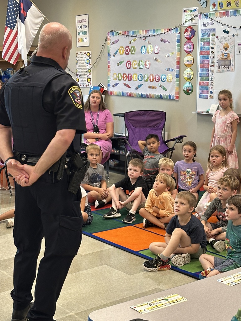 police officers speaking to kindergarten students in a classroom