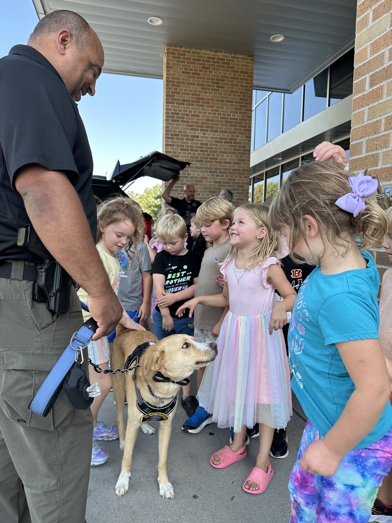 kindergarten students lined up to pet the police dog