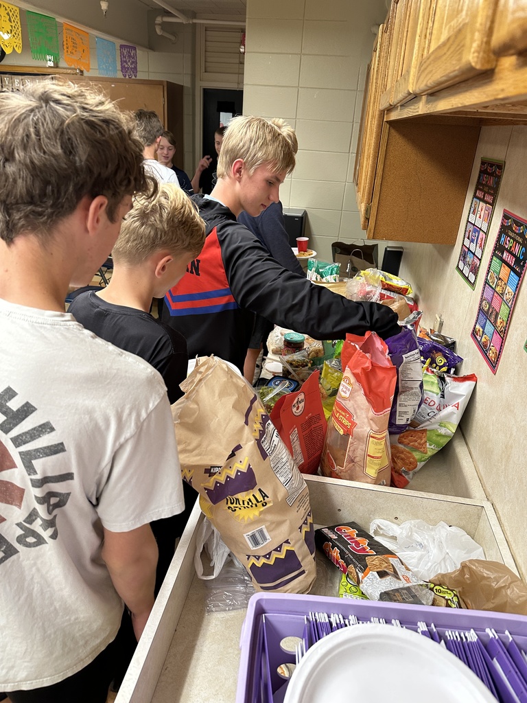 students dishing out food