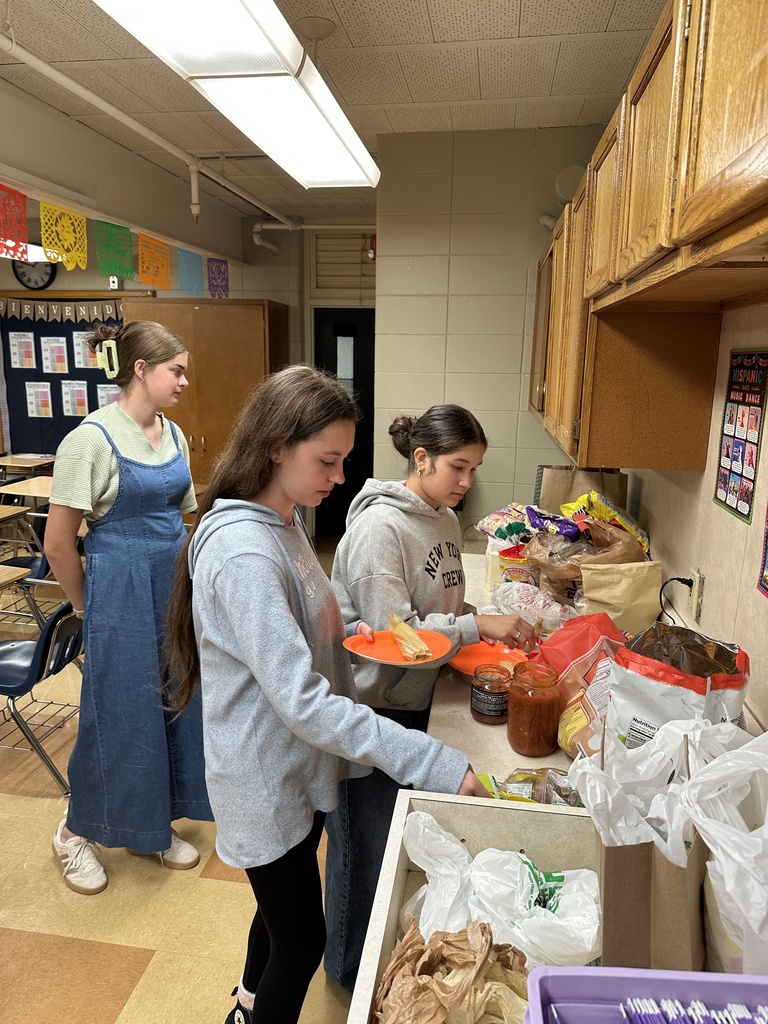 students dishing out food