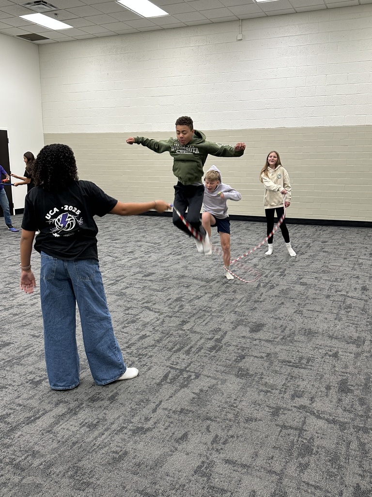 7th grade students working together to jump rope
