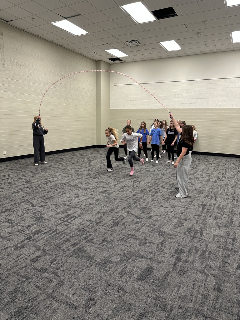 6th grade students working together to jump rope