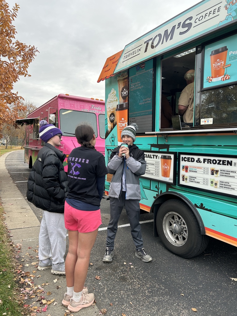 people wating in line at a food truck