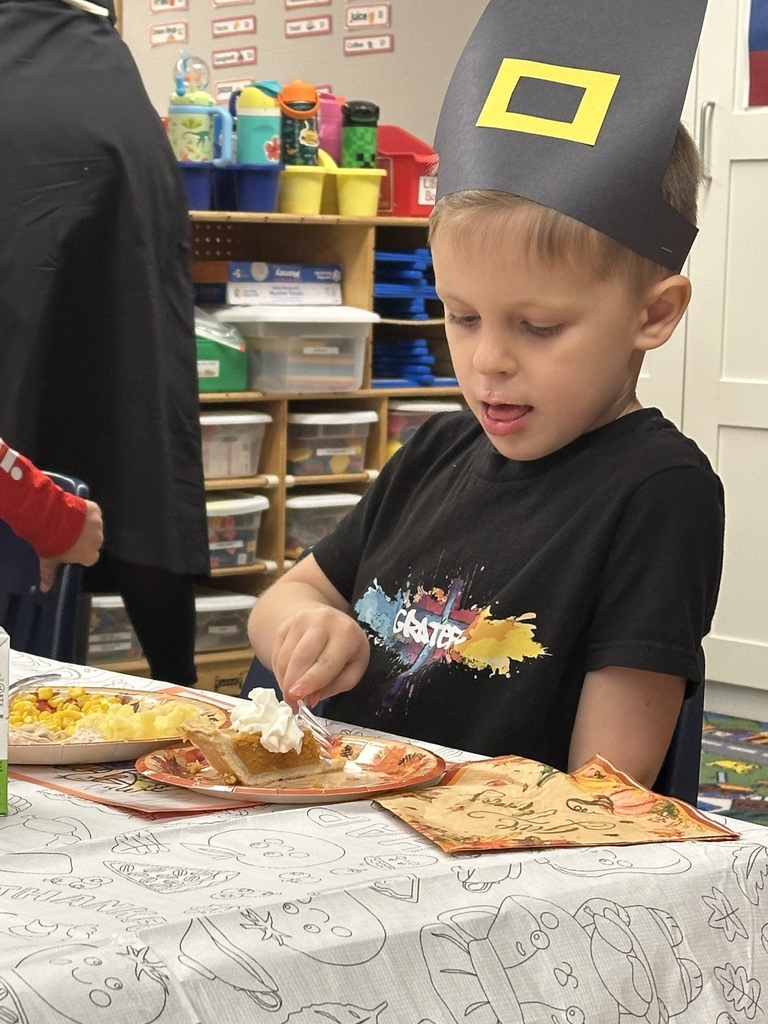 kindergarten students eating a Thanksgiving feast