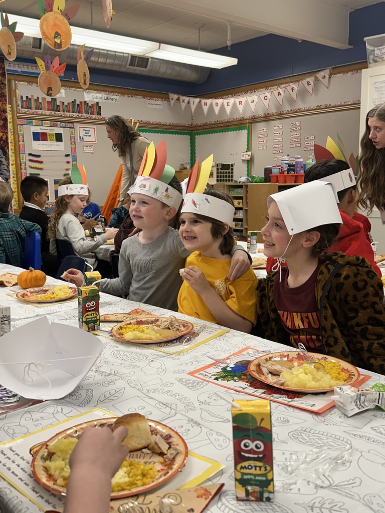 kindergarten students eating a Thanksgiving feast