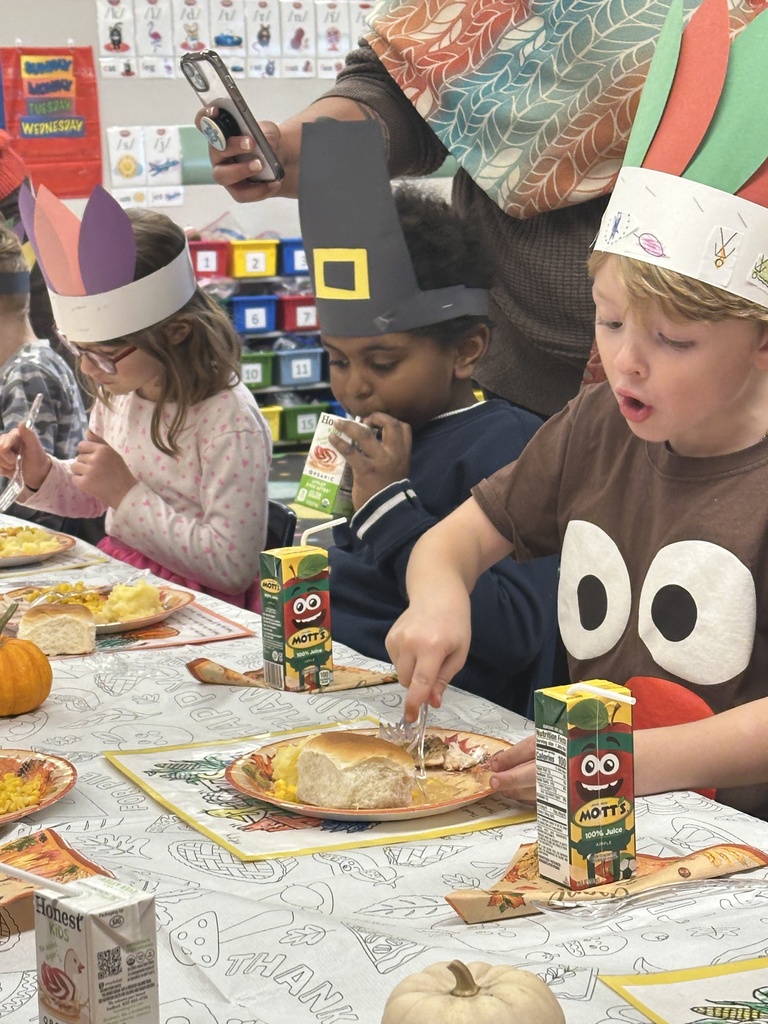 kindergarten students eating a Thanksgiving feast