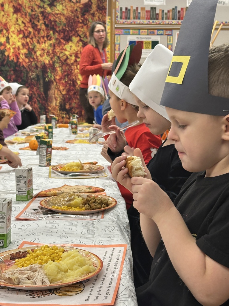 kindergarten students eating a Thanksgiving feast