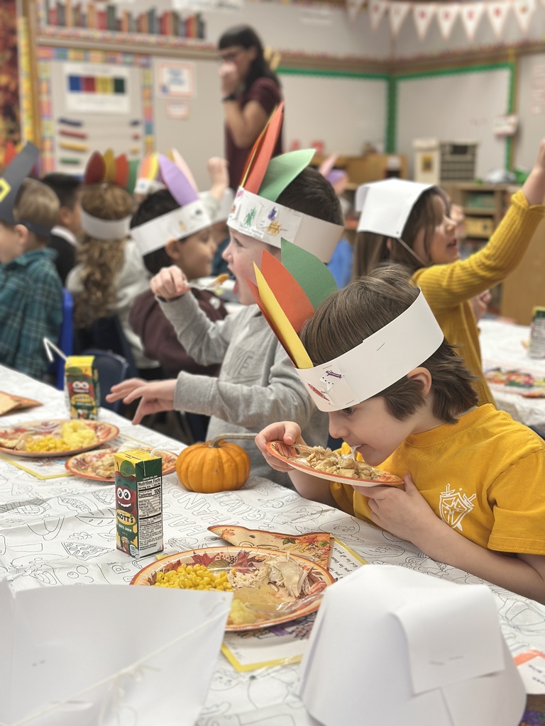 kindergarten students eating a Thanksgiving feast