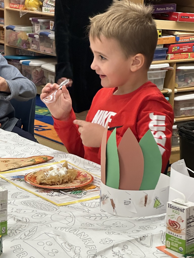 kindergarten students eating a Thanksgiving feast