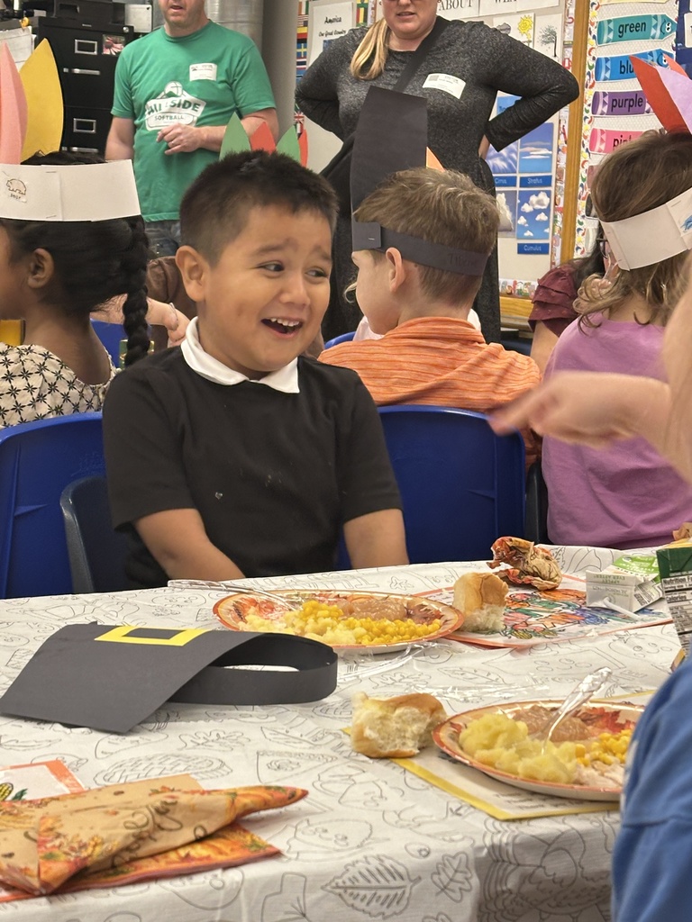 kindergarten students eating a Thanksgiving feast