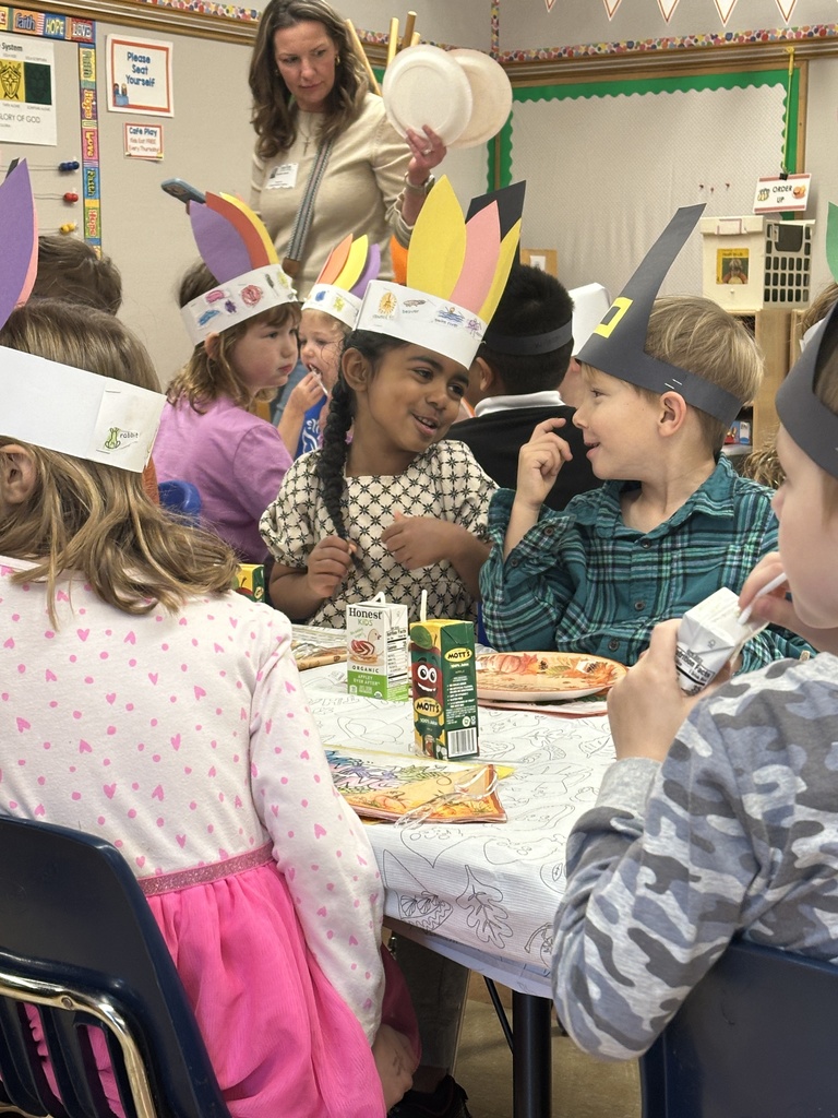 kindergarten students eating a Thanksgiving feast