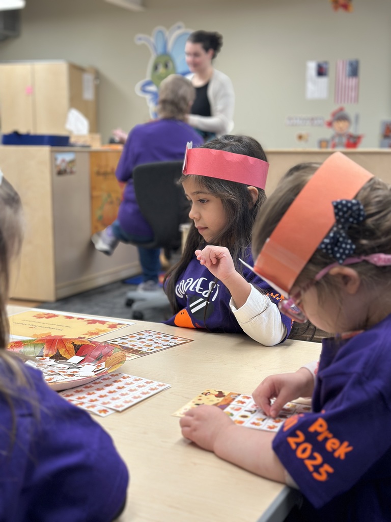students playing thanksgiving bingo