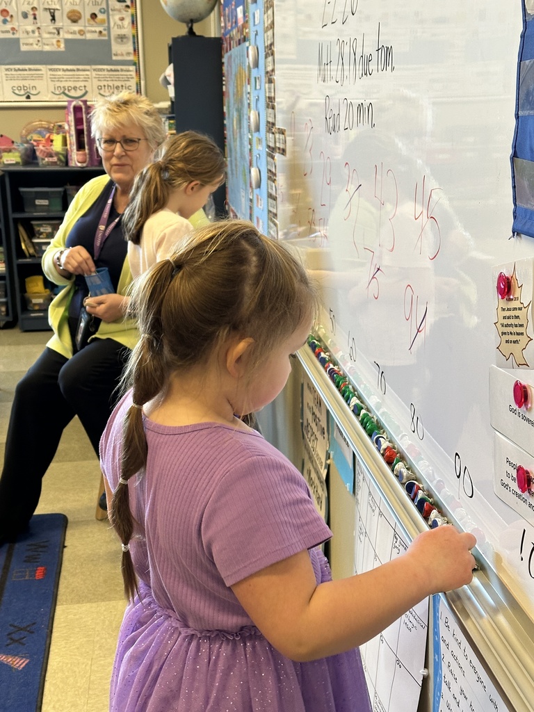 2nd grade students trying to put 100 items in number order