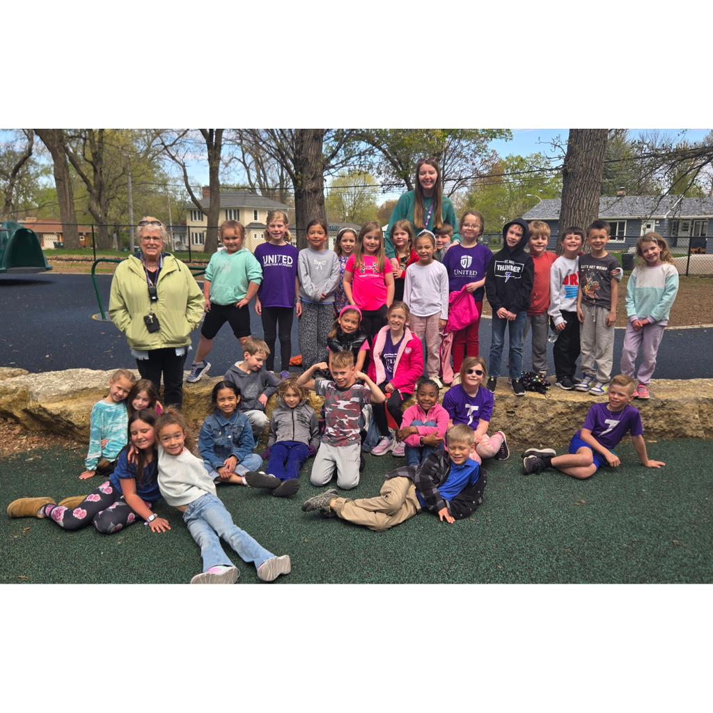 class picture of 1st and 2nd grade on a fieldtrip 