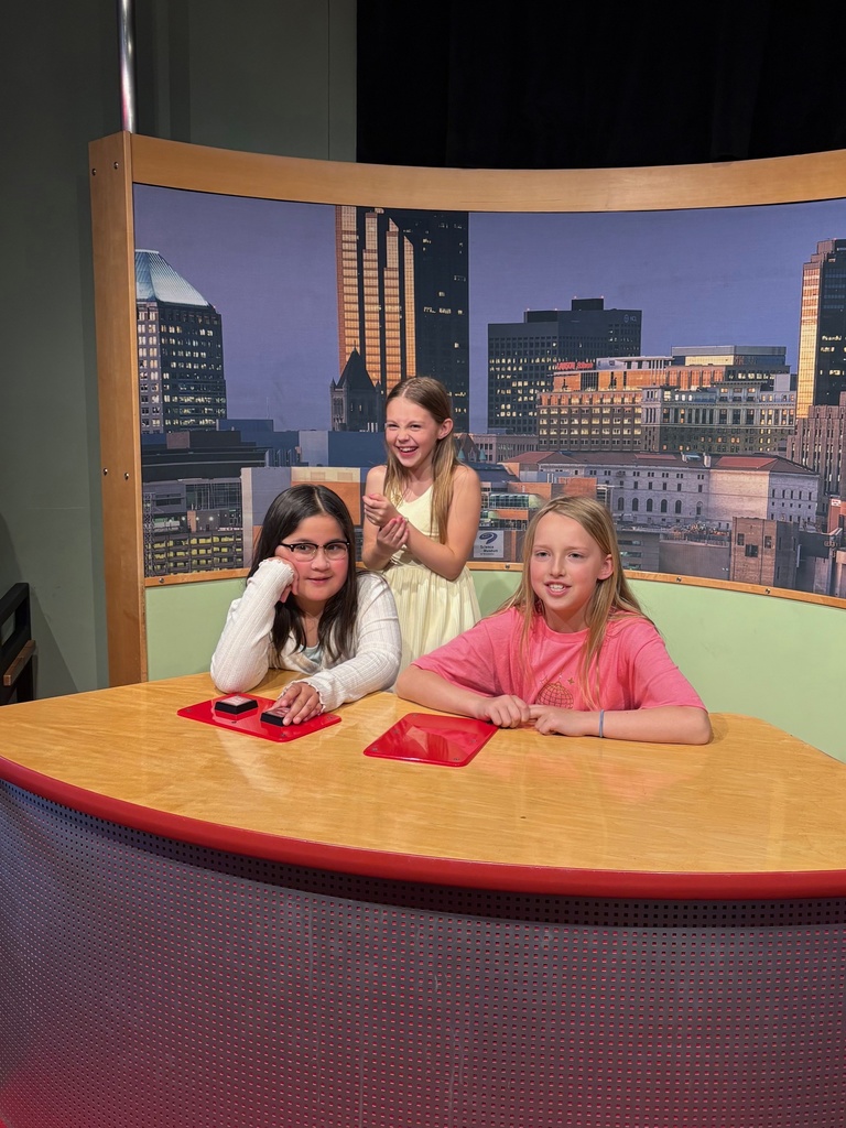 third grade students looking through exhibits at the science museum