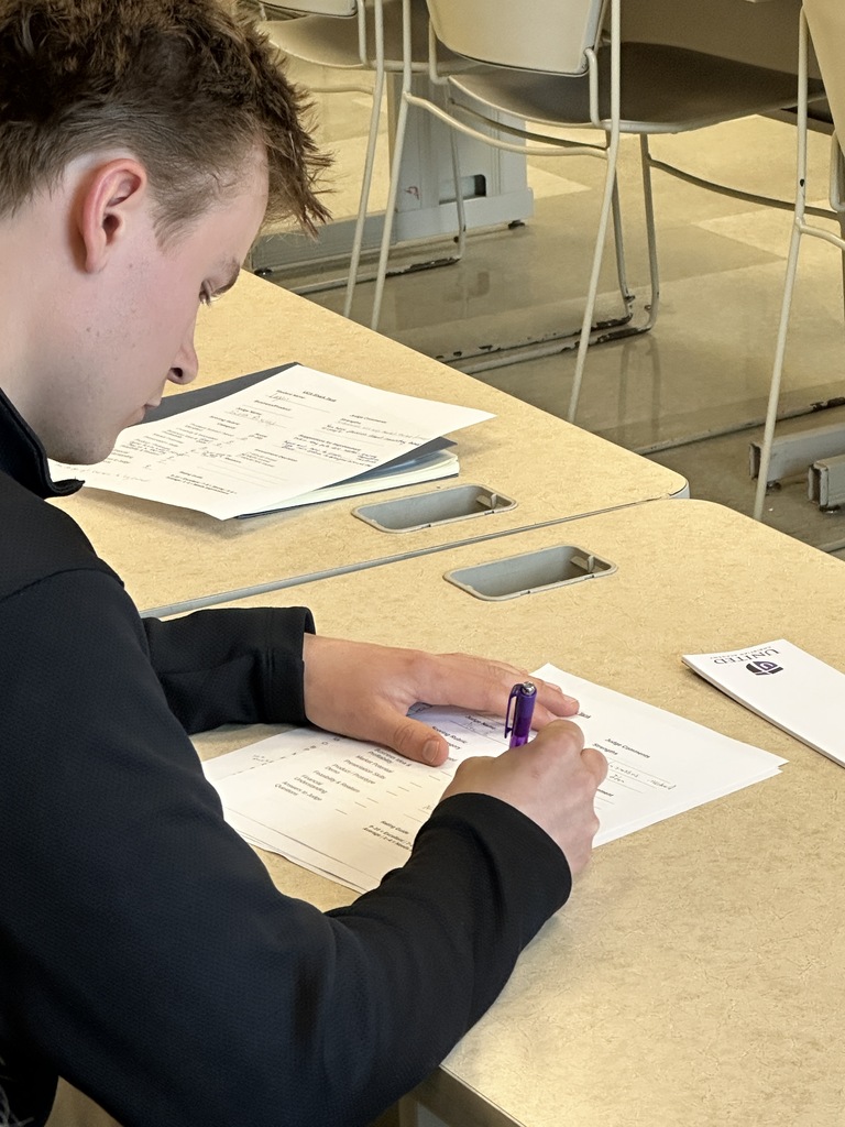 judge writing notes on a piece of paper