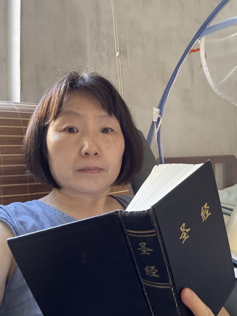 woman reading a Chinese Bible
