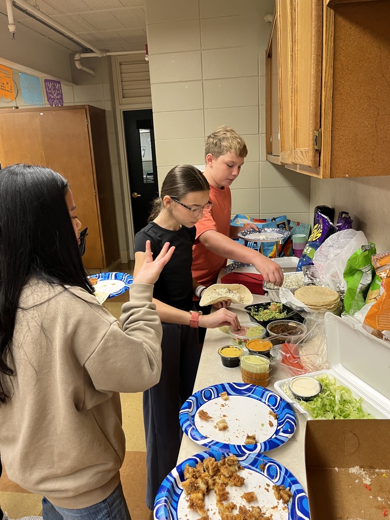 students in line to put food on their plates
