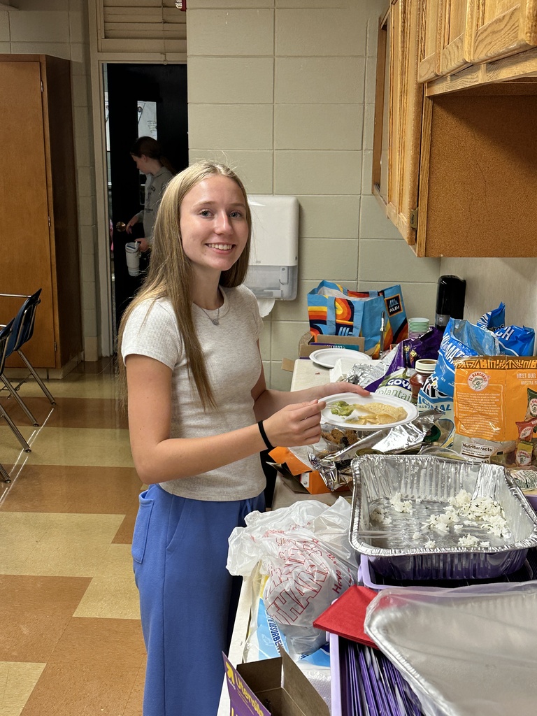 student serving food onto her plate