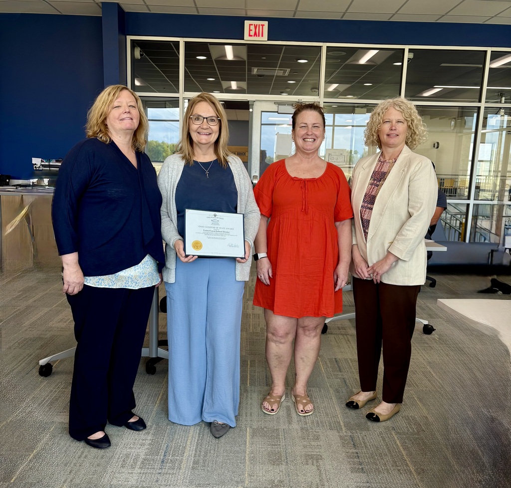 Loretta McLaughlin, Melissa Baker, LeAnn Albright and Dawn Baker is presenting the Ohio Auditor of State Award