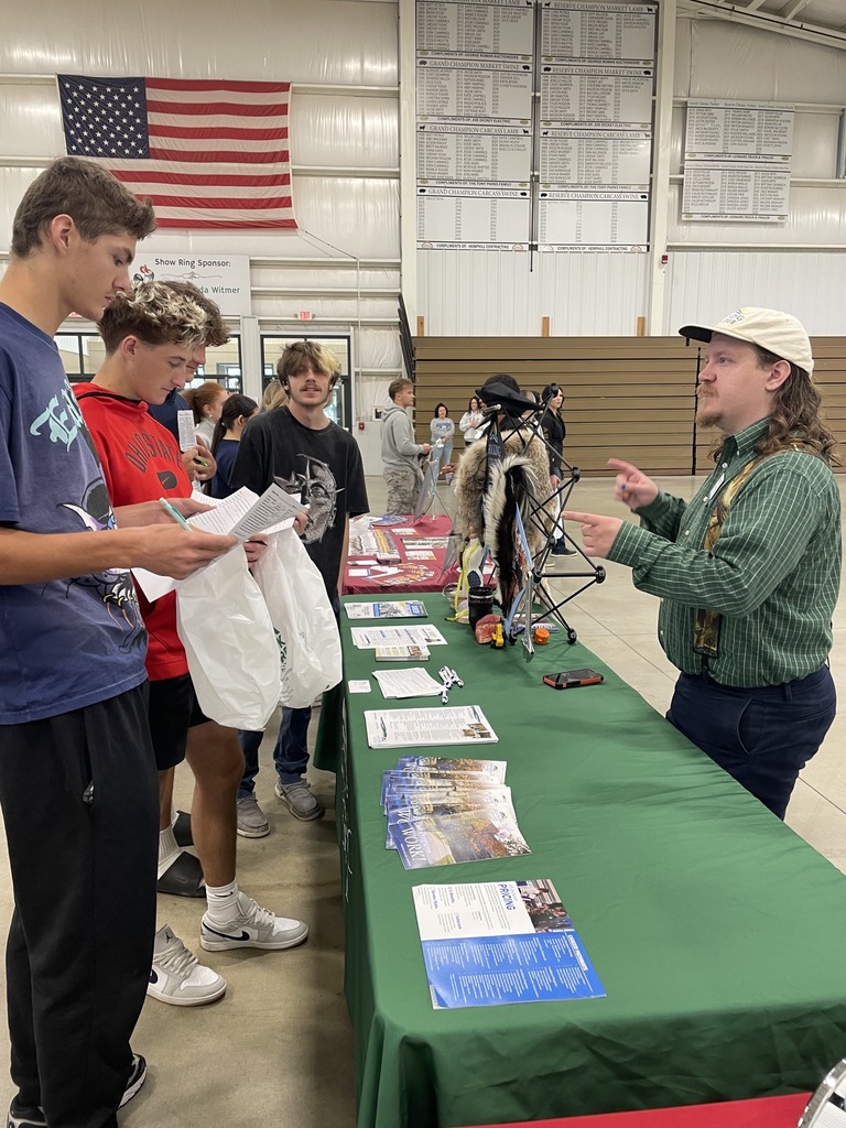 Juniors and Seniors attended the Mahoning Valley College Fair. They were able to visit 60 different colleges/universities during their trip.