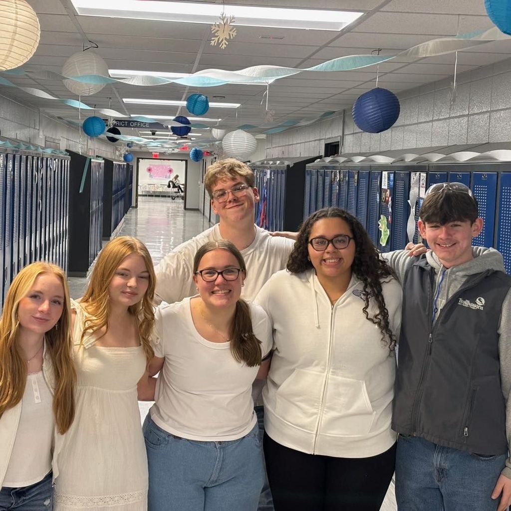 picture of  six students in the hallway