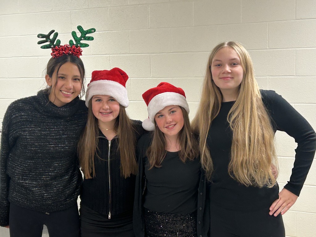 UMMS Students Dressed Festively at the Choral & Orchestra Concert