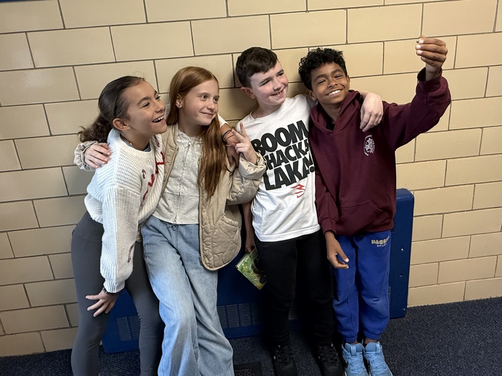 4 students are pretending to take a selfie