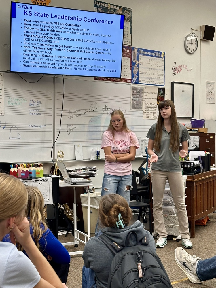 Washington Co. FBLA Chapter President Layla Tholstrup and State FBLA Treasurer Alyssa Jueneman