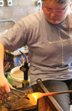Glass blowing field trip - students shaping glass