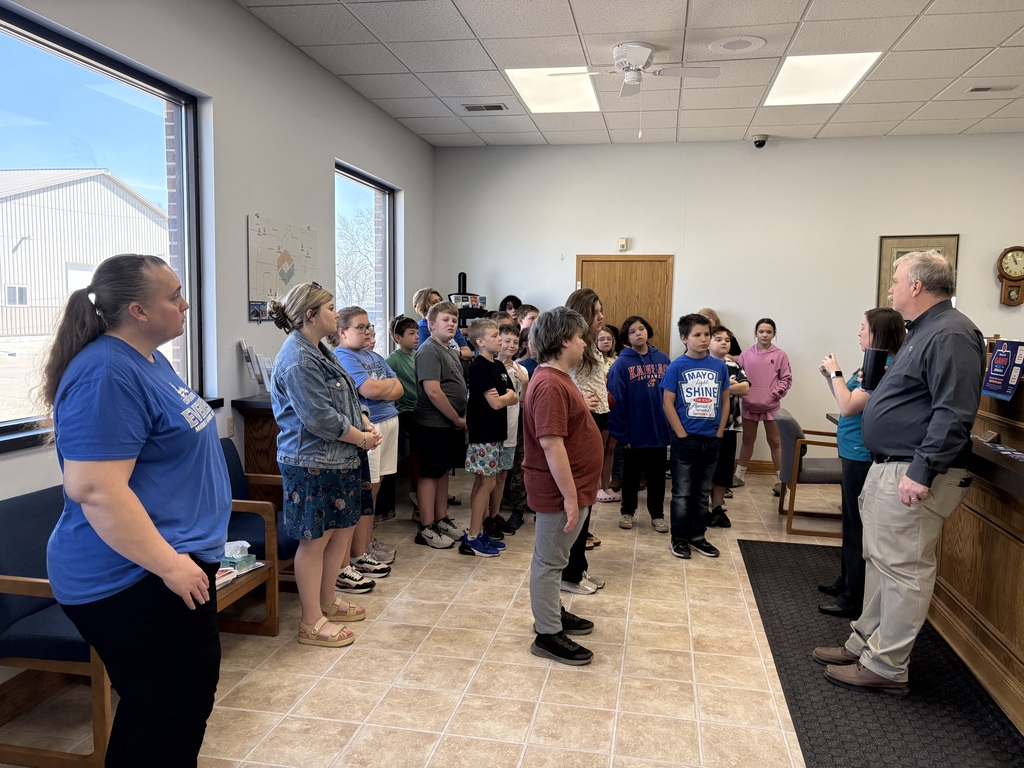 5th Grade walking field trip to Union State Bank of Everest