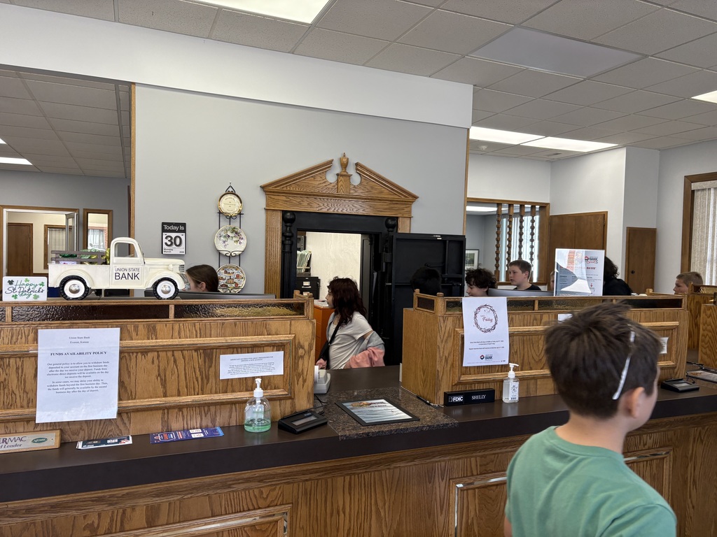 5th Grade walking field trip to Union State Bank of Everest