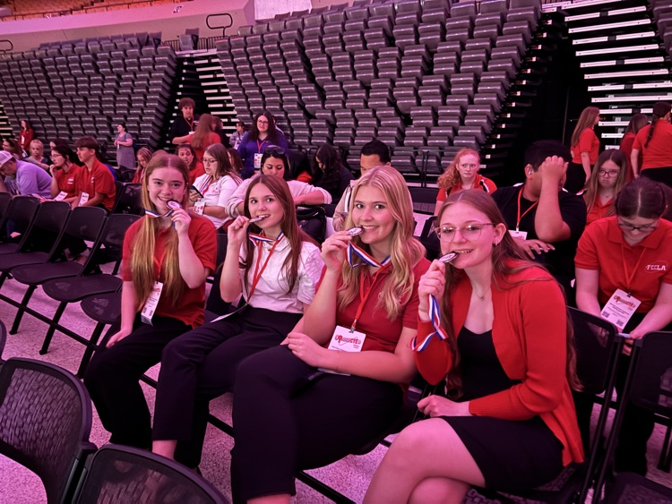 FCCLA members with their medals ❤️