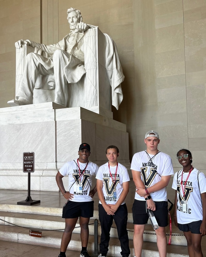 students standing in front of Lincoln Memorial statue