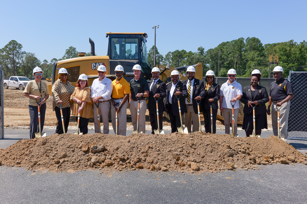 Group photo of those mentioned with shovels and hard hats