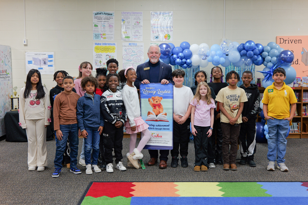 Group photo of students at SME with State Superintendent