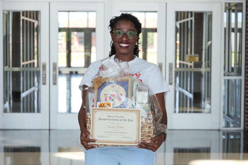 para of the year with basket and certificate