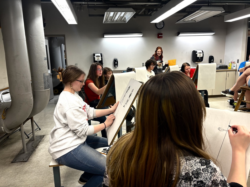 Students participating in live gesture drawings.
