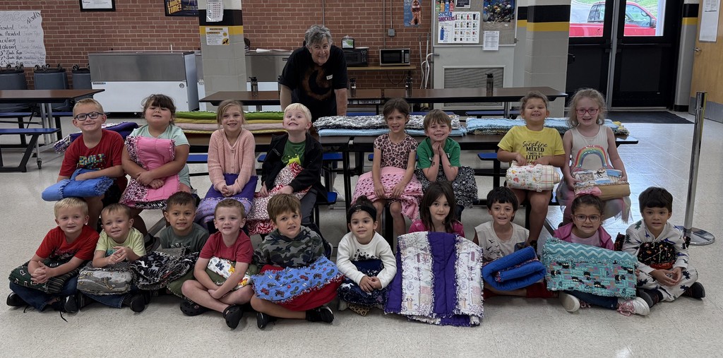 Kindergarten Class and Mary Herring with quilts