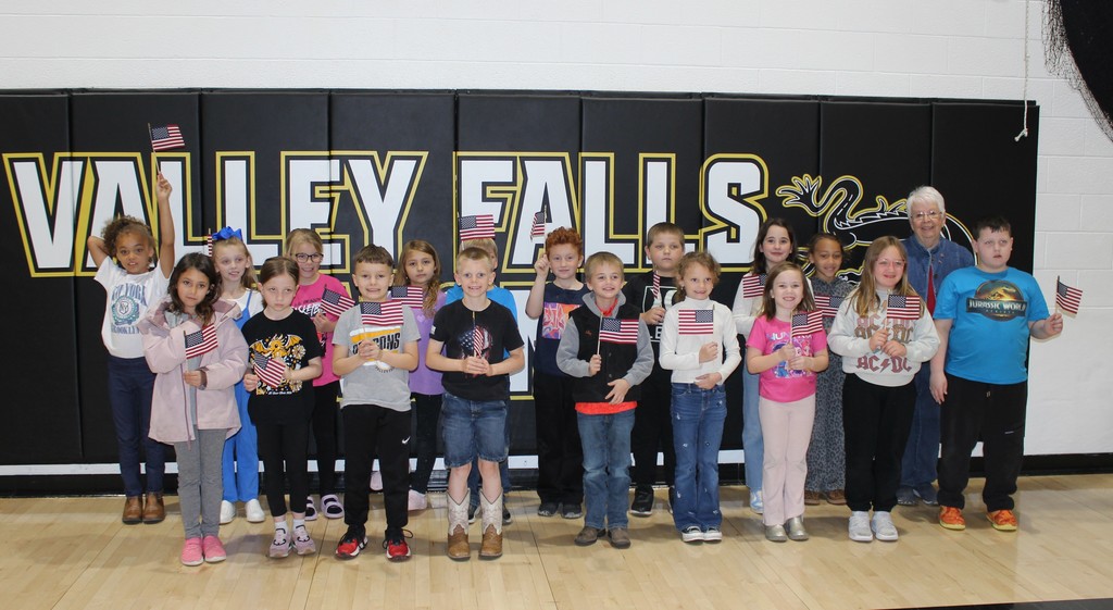 2nd graders with flags