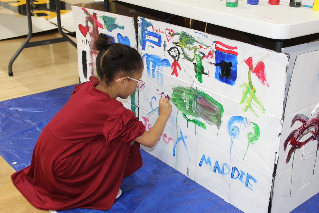 Girl painting example of Berlin Wall
