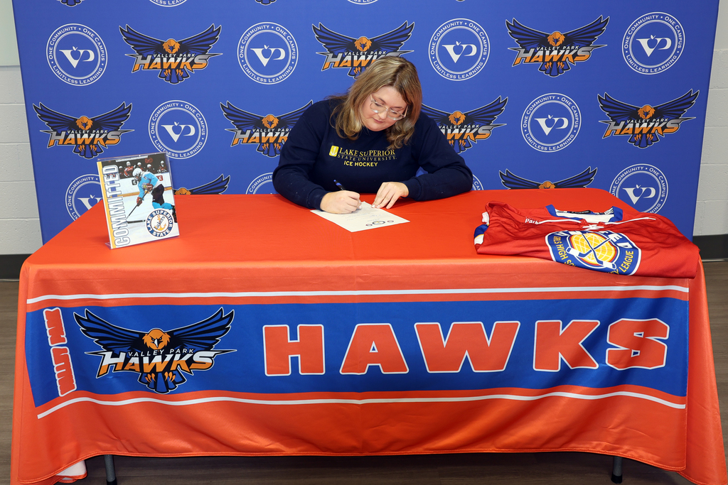Big congratulations to Moxie Hill, who has signed with Lake Superior State University to continue her hockey career next year! 🏒👏  Her dedication, hard work, and love for the game have opened the door to this exciting next step. We’re proud to see Moxie take her talents to the collegiate level and can’t wait to see what she accomplishes next.  Join us in celebrating this amazing achievement and wishing Moxie the best as she begins her journey with the Lakers! 💙🧡 #VPPride