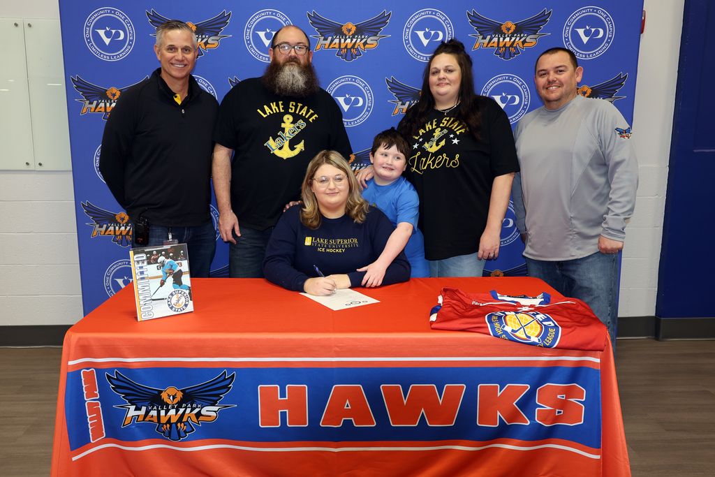 Big congratulations to Moxie Hill, who has signed with Lake Superior State University to continue her hockey career next year! 🏒👏  Her dedication, hard work, and love for the game have opened the door to this exciting next step. We’re proud to see Moxie take her talents to the collegiate level and can’t wait to see what she accomplishes next.  Join us in celebrating this amazing achievement and wishing Moxie the best as she begins her journey with the Lakers! 💙🧡 #VPPride