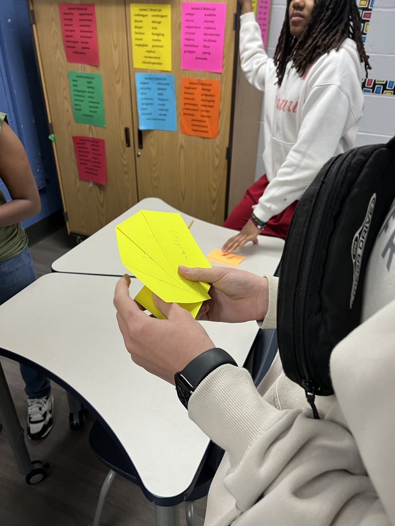 ✏️ Sometimes simple works best!  Each Tuesday, 8th graders build study skills for high school. This week in Mr. Kreitler’s ELA class… notecards making a comeback!  Getting organized and learning how to study smarter 💙🧡 #VPPride