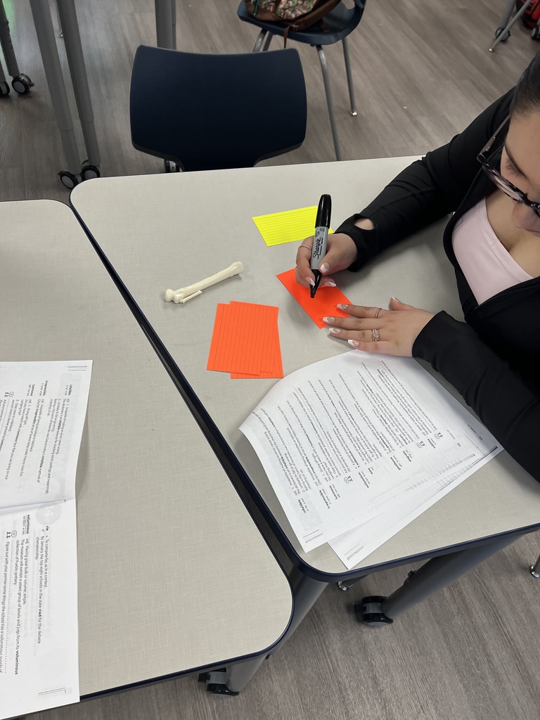 ✏️ Sometimes simple works best!  Each Tuesday, 8th graders build study skills for high school. This week in Mr. Kreitler’s ELA class… notecards making a comeback!  Getting organized and learning how to study smarter 💙🧡 #VPPride