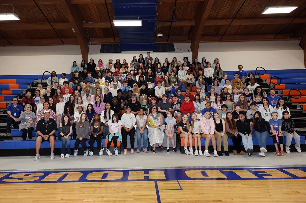 🎉 Congrats Mrs. Angie Syron! Named Middle School Principal of the Year by the St. Louis Association of Secondary School Principals and celebrated at last night’s banquet. 💙🧡  See why she’s so loved: www.vpschools.org/syron  #VPPride