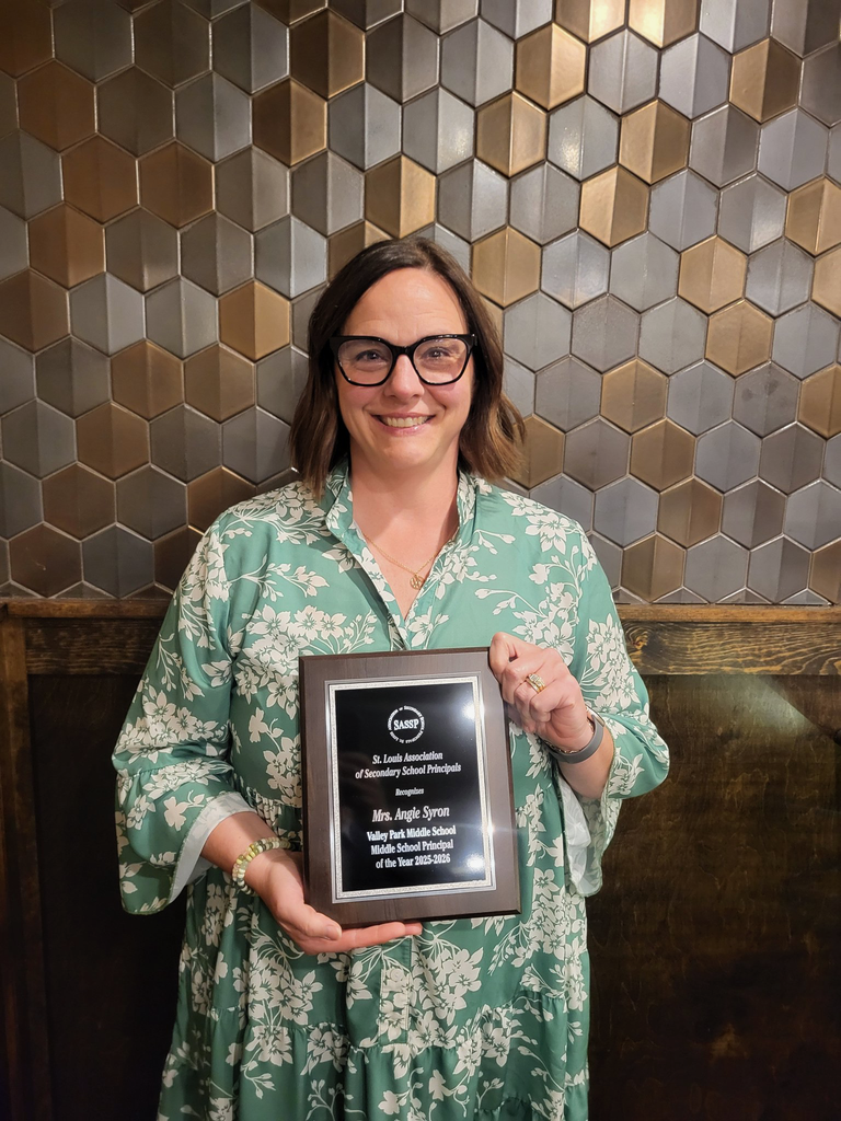 🎉 Congrats Mrs. Angie Syron! Named Middle School Principal of the Year by the St. Louis Association of Secondary School Principals and celebrated at last night’s banquet. 💙🧡  See why she’s so loved: www.vpschools.org/syron  #VPPride