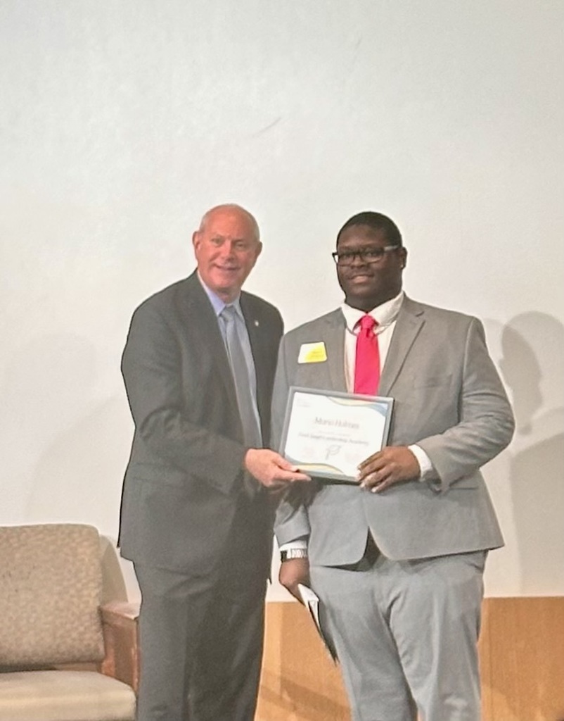 Congratulations to Mario Holmes ’27 on receiving the C.J. Aubuchon Award as part of the Fred Saigh Leadership Class of 2026! 🎉 This student-selected honor recognizes leadership through kindness, integrity, empathy and encouragement of others. We’re so proud of you, Mario! 💙🧡 #VPPride
