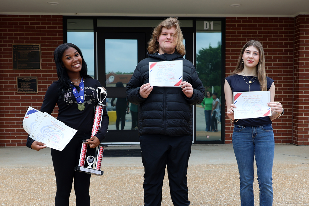 Last night’s BOE meeting gave us plenty to celebrate! 🎉 We recognized Athletes of the Month Matthew Bell & Zynell Childs, honored VPES VIP Students Tallulah, Peyton & Bentley, and celebrated our award-winning secondary choirs. Congrats to all! 💙🧡 #VPPride #OneCommunity