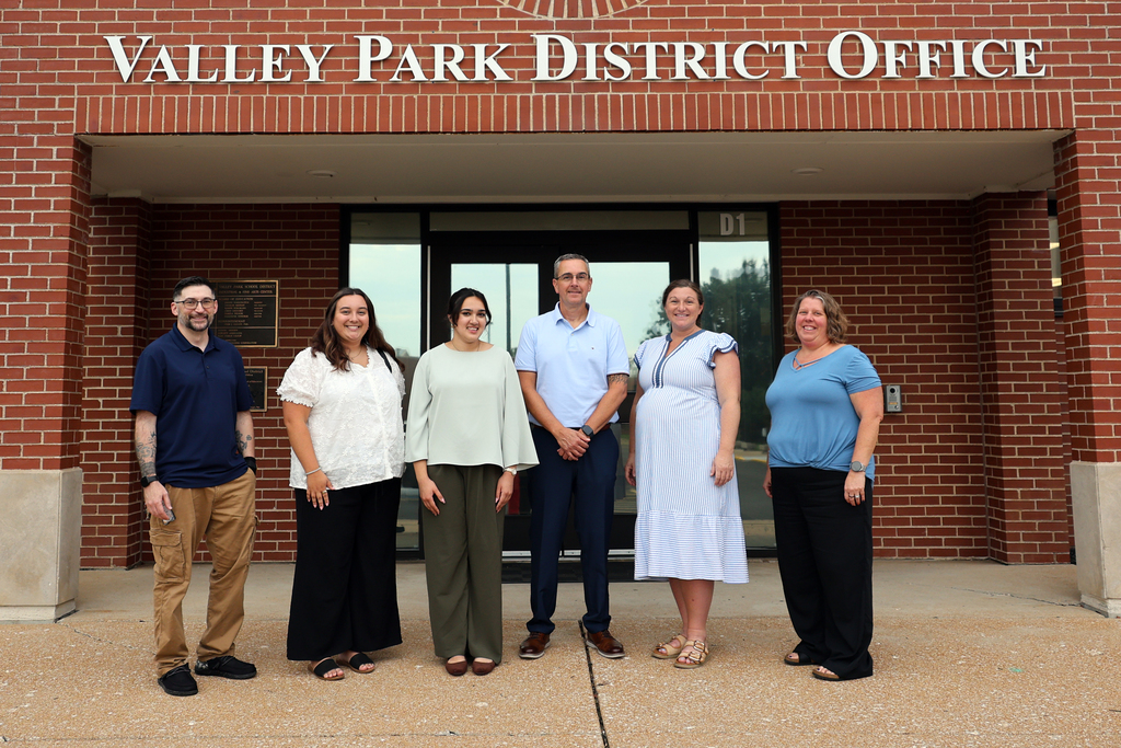 Last night’s Board of Education meeting was filled with celebration! We recognized Bob, Mark and Chris from Wachter Inc. for their incredible work on our Prop B construction projects and for being such dedicated partners to Valley Park. We also officially welcomed our newest staff members to the VP family! 💙🧡  #VPPride #OneCommunity #PropB #WelcomeToVP
